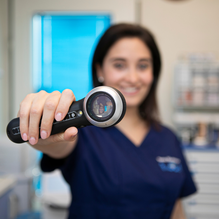 Valutazione dei nevi con dermatoscopio durante la visita dermatologica